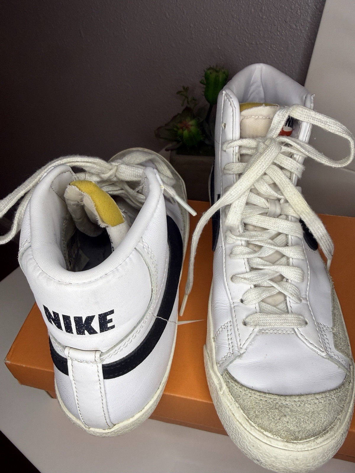 Nike Blazer Mid ’77 Vintage White And Black Size 6 men And 7.5 Women’s Pre-owned