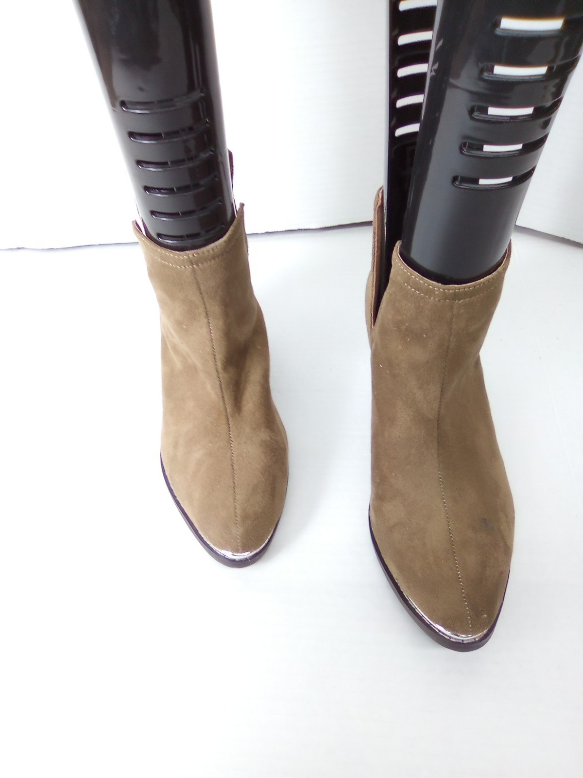 BOOTS WOMEN UNBRANDED SIZE 5.5 HAVE A LITTLE SPOT PICTURE PROVIDED SALE AS IS