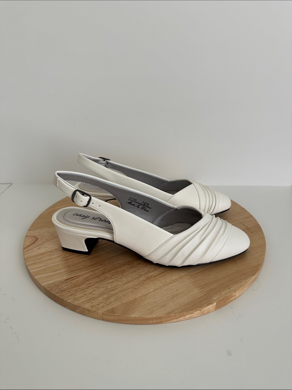 Easy Street Bates Womens Round Closed Toe Block Heel Pumps, White Sz 7.5W a2061