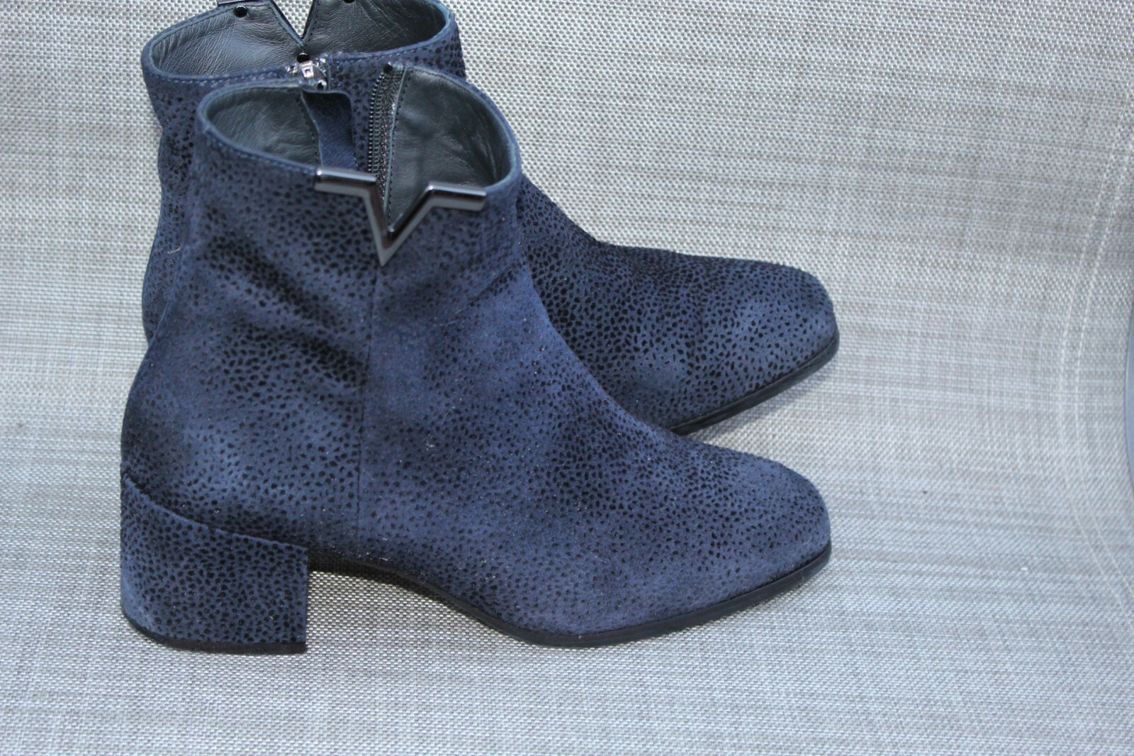 EVALUNA DARK NAVY EMBOSSED LEATHER SHOES/BOOTIES SIDE ZIP W SZ 37 MADE IN ITALY