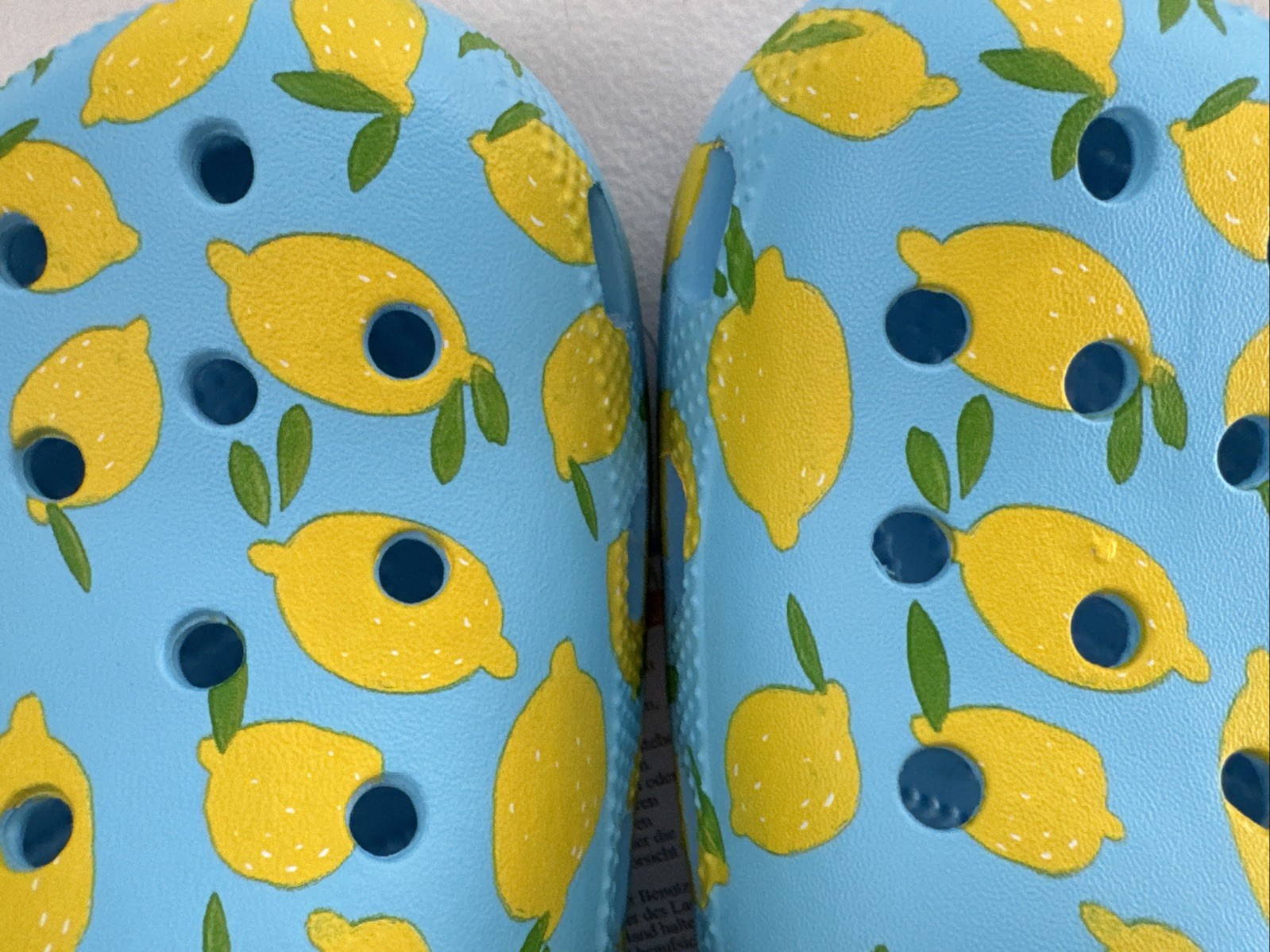 Crocs Classic Fresh Fruits Clog Lemons Womens 9 Blue / Yellow / Tinted Glass