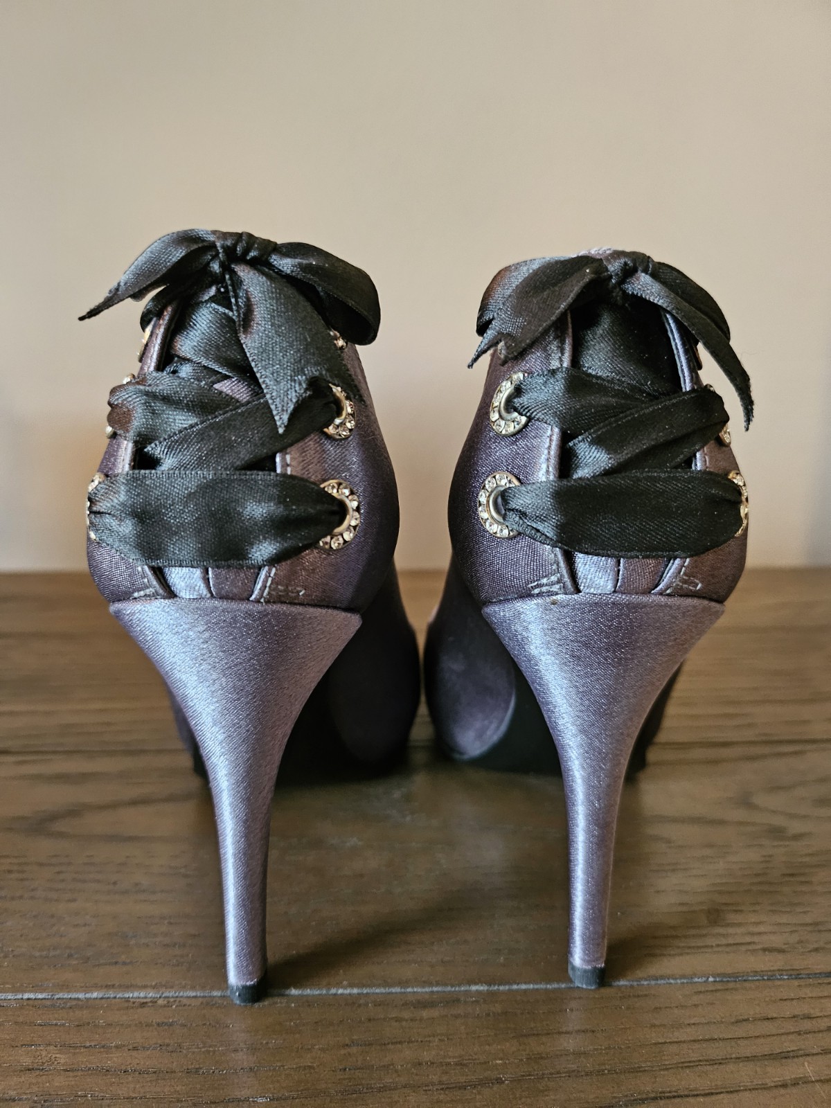 Stuart Weitzman Lute Star Satin Anthracite Crystal Bow Size 7