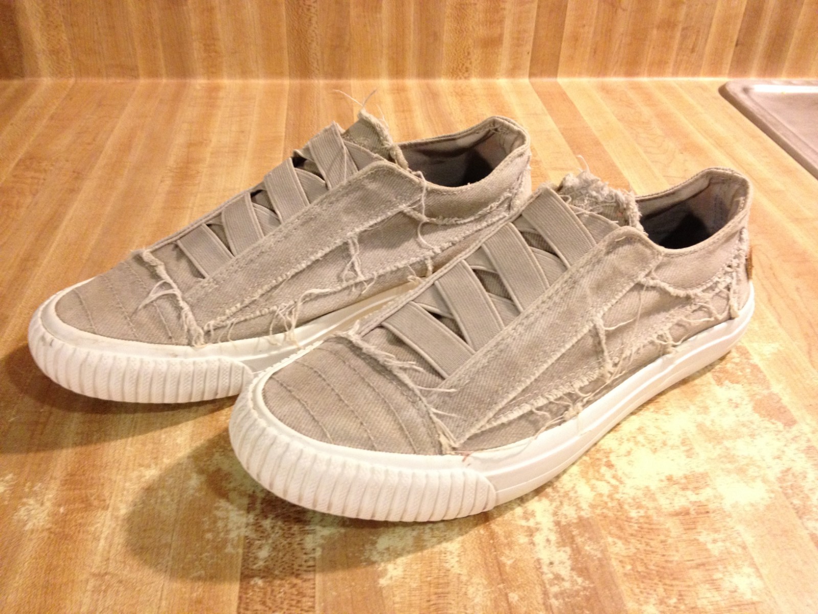 Blowfish Malibu Womens 8M Marley Tan Canvas Distressed Low Top Slip On Sneakers