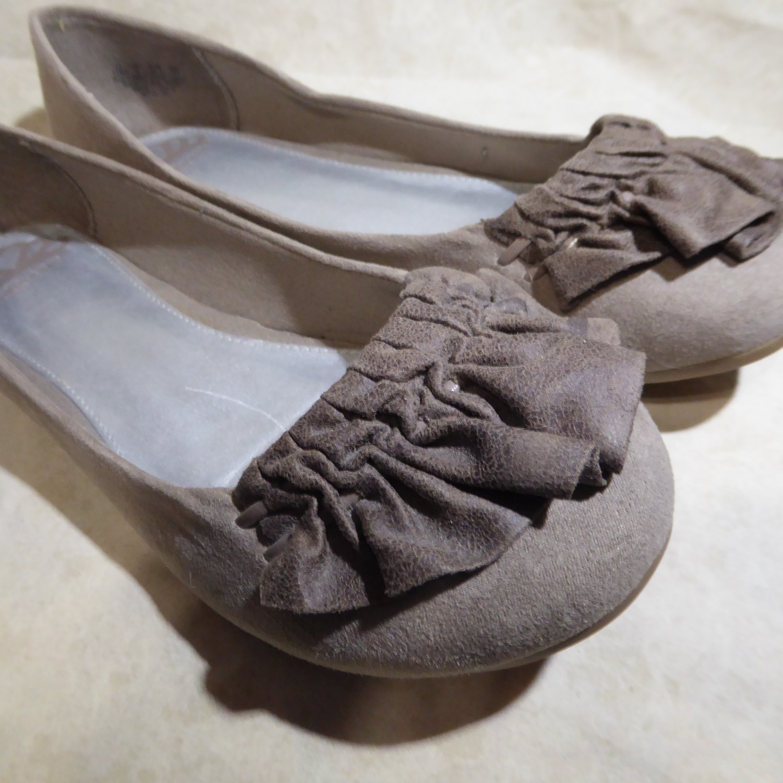 🩰 Fergalicious Ballet Flats sz 10 M Oyster Tan Suede Textile; Ruche Details