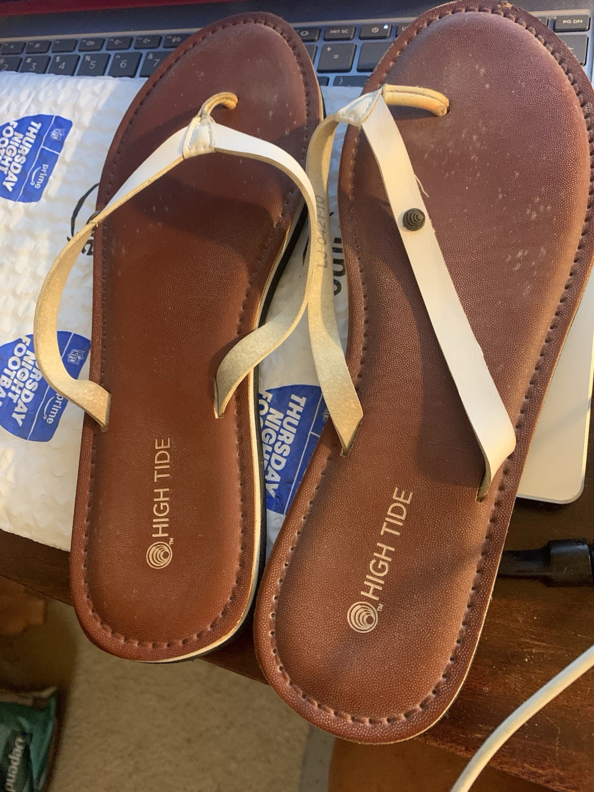 high tide flip flops size 10