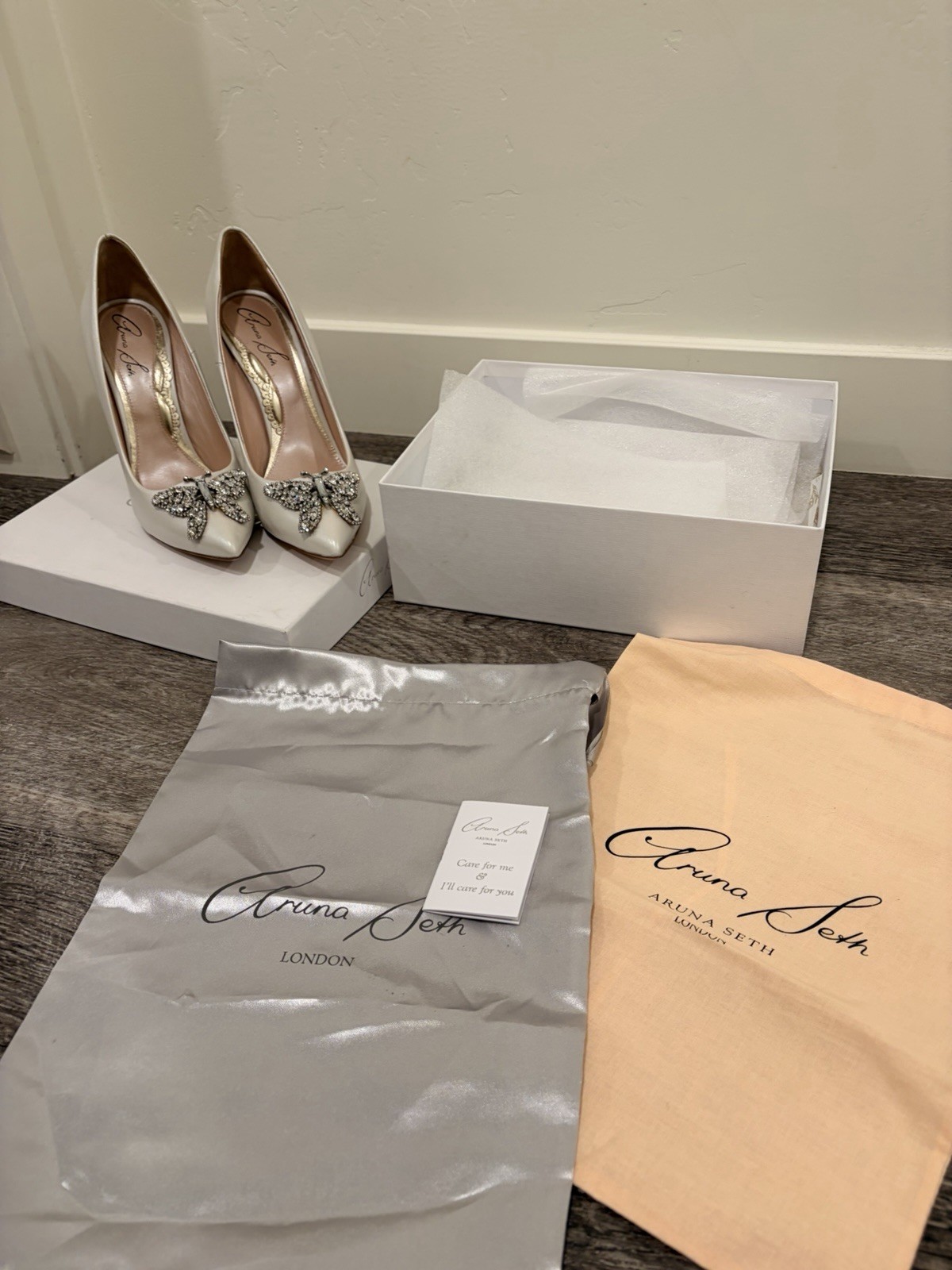 Aruna Seth Ivory Leather Pointed-Toe Stiletto Pumps Rhinestone Butterfly EU 41