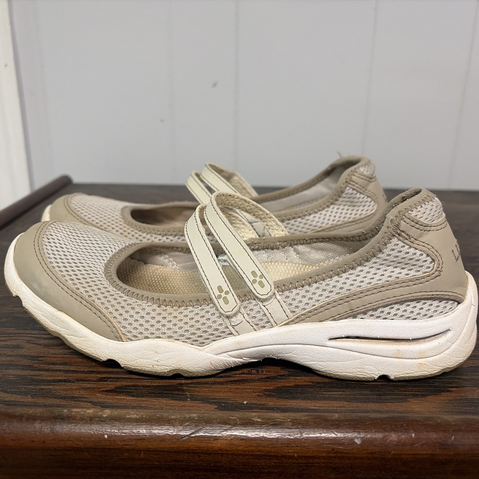 L.L.Bean Women’s Mary Janes Shoes Size 7.5 Non-Marking Soles Leather Straps