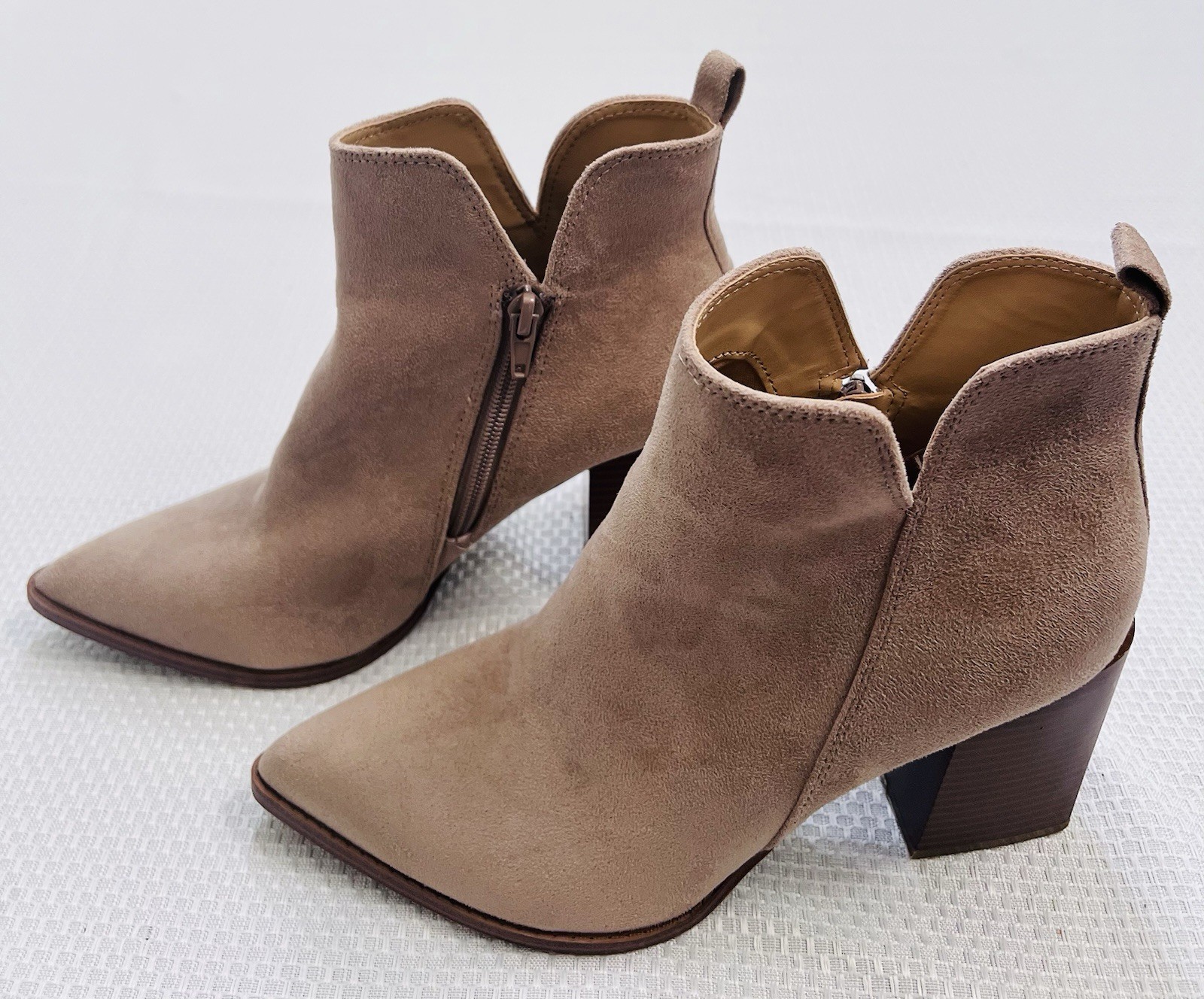Nine West Women’s Size 7M Beige Faux Suede Pointed Toe Ankle Booties