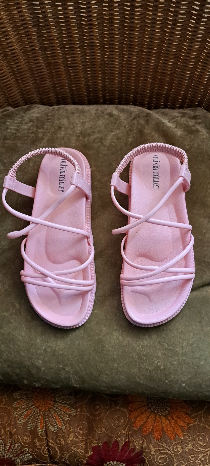 New Olivia Miller Women’s Size 6 Fits Like 7 «Venus» Pink Strappy Rubber Sandal