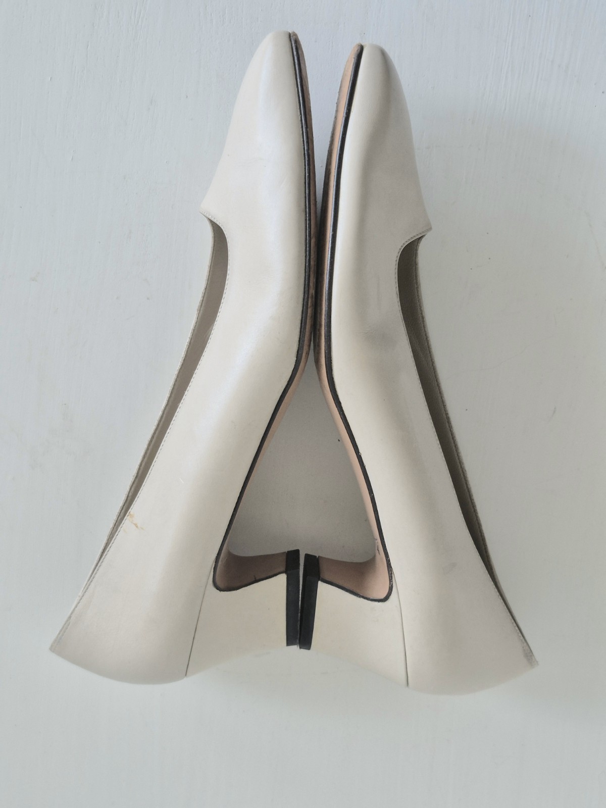 SALVATORE FERRAGAMO Italy Classic Ivory Leather Almond Toe Pumps SZ 7.5 /EU 38