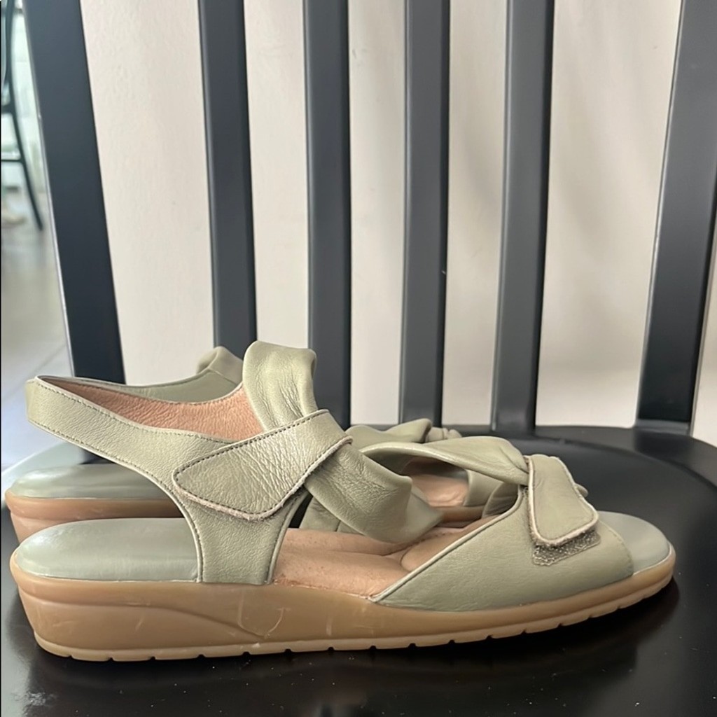 BeautiFeel Green Leather Sandals w/ Adjustable Straps and Cushioned Footbed