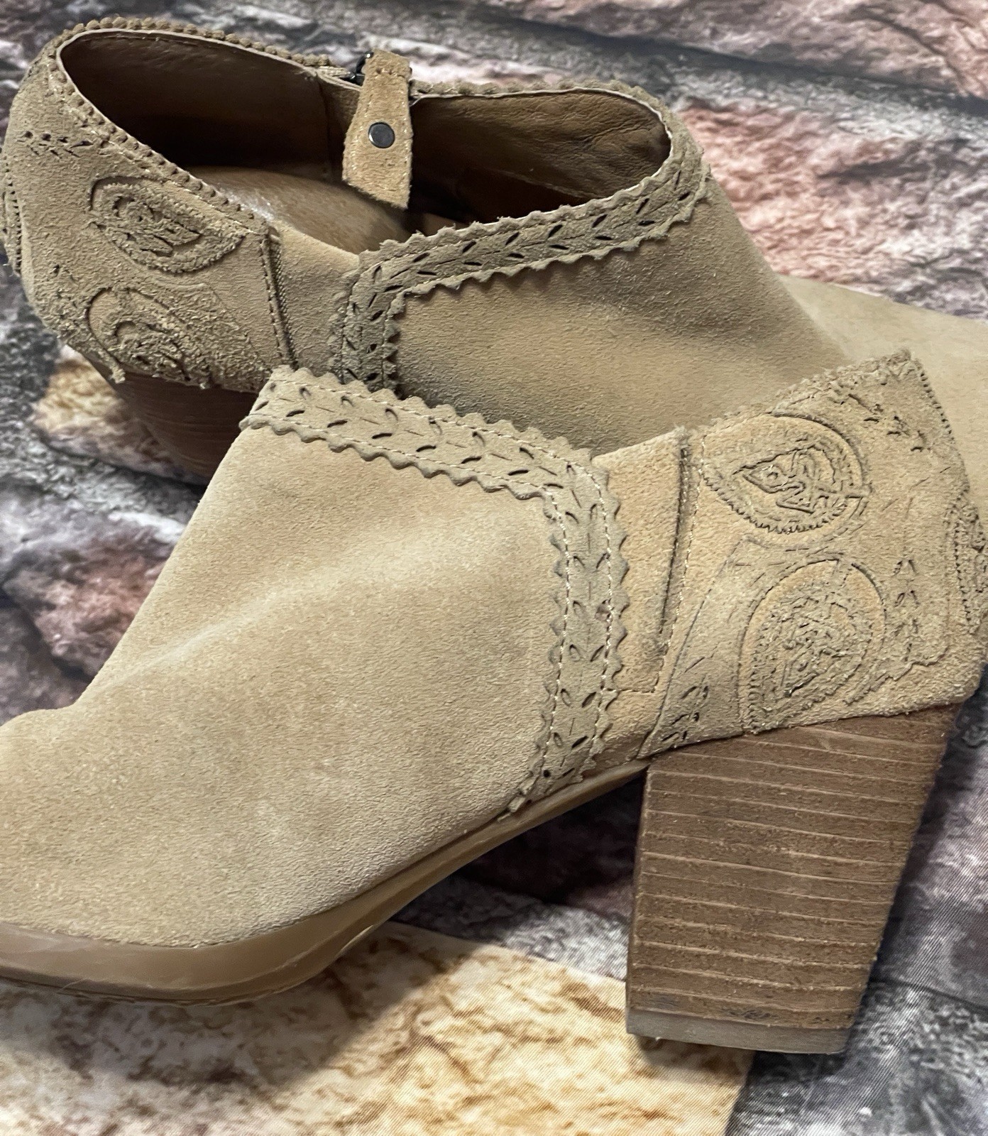 Nurture By Lamaze Suede Ankle Booties Cutout Leaves Scalloped Edging Tan Size 9