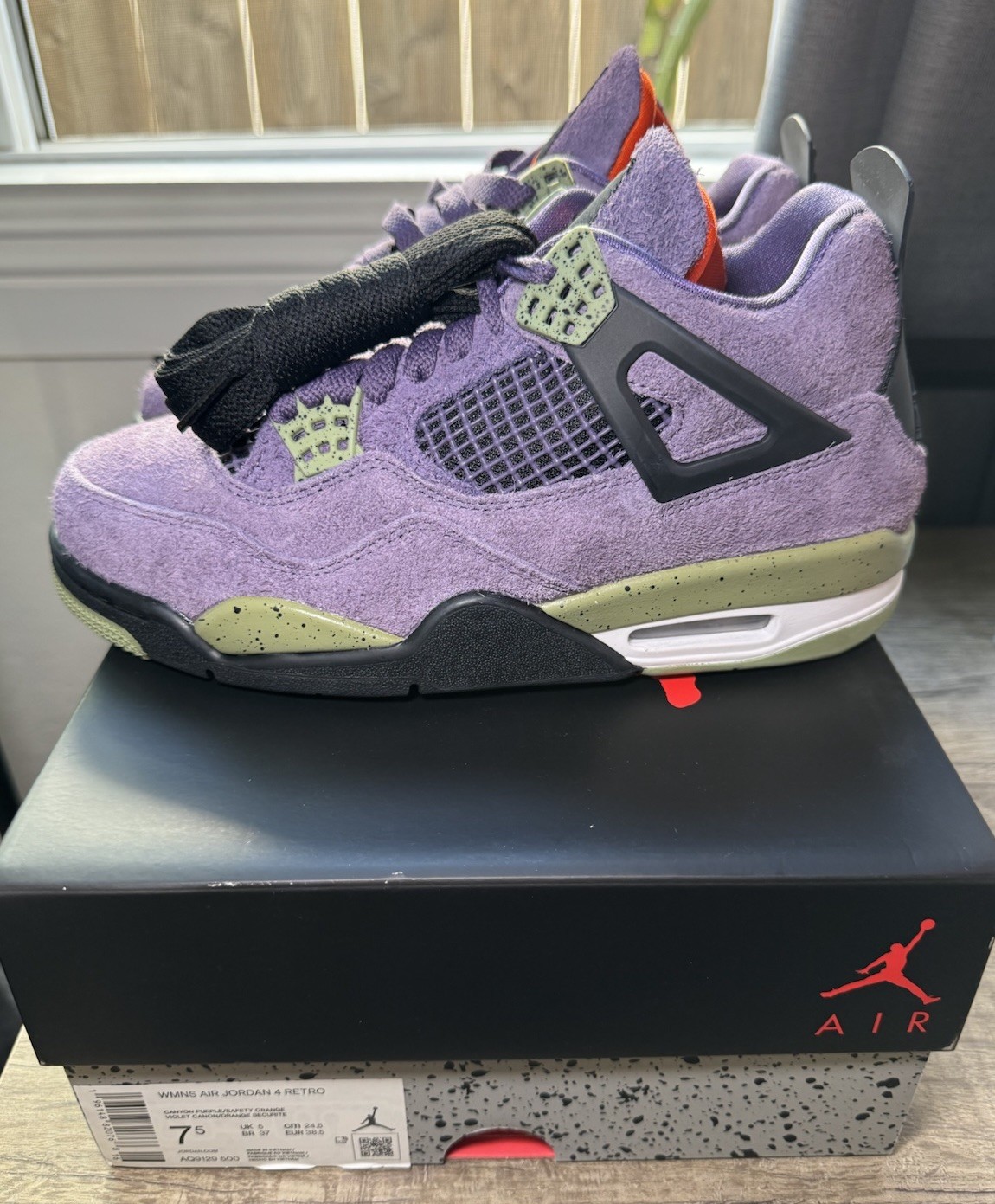 DS – WMNS AIR JORDAN 4 RETRO “CANYON PURPLE” – AQ9129-500 – SIZE 7.5 WMNS