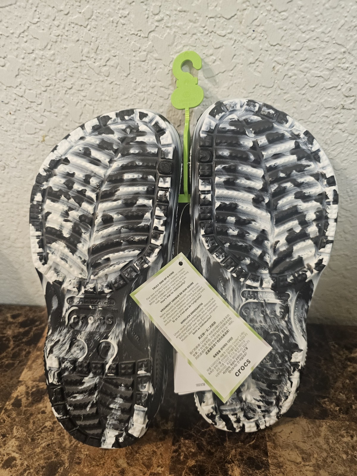 New Crocs Baya Marbled Pouch Clogs Black and White Men’s 5/Women’s 7