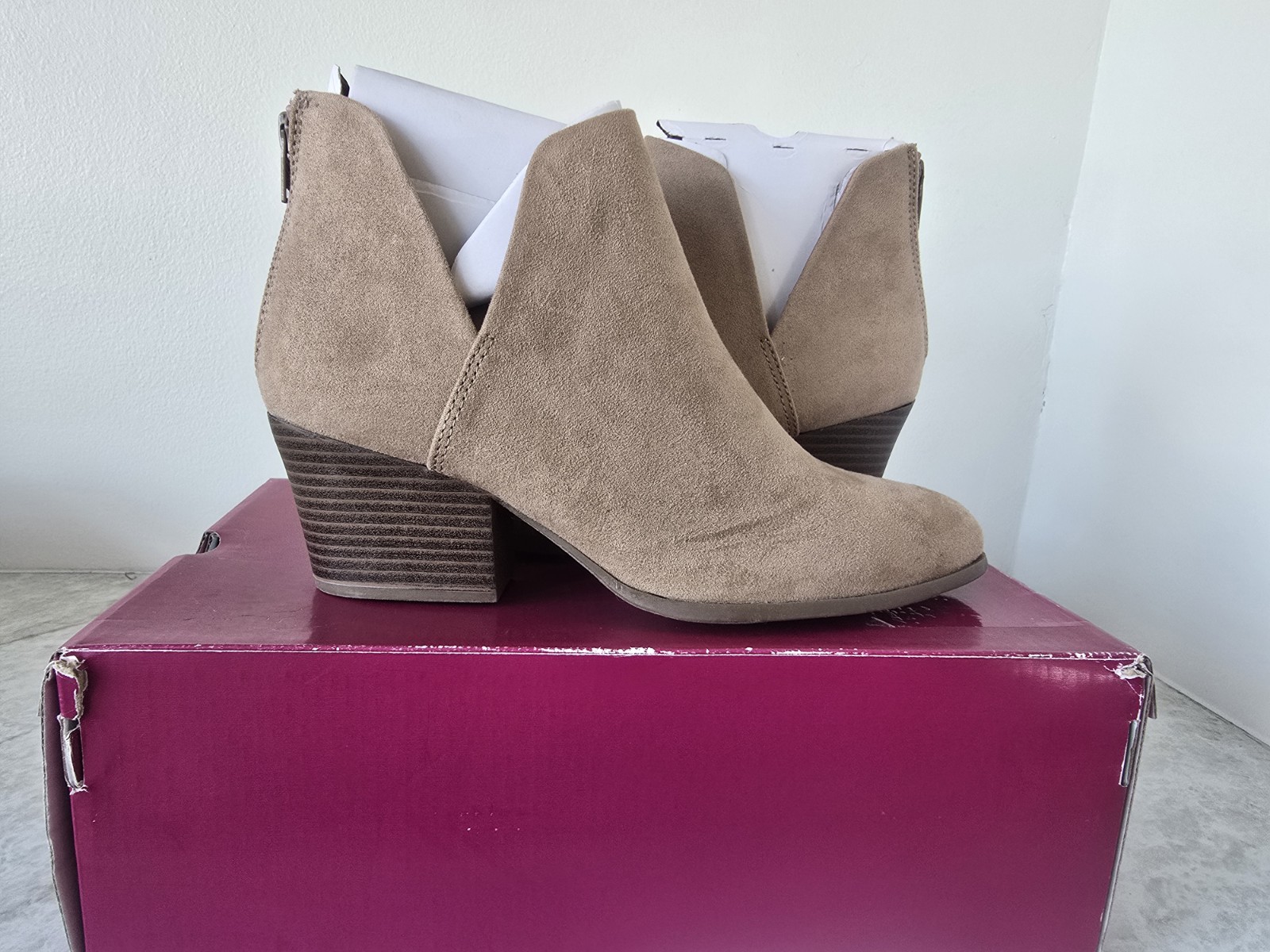 SO Womens Barb Ankle Booties 7.5 Taupe Block Heel Zipper Boot New in Box