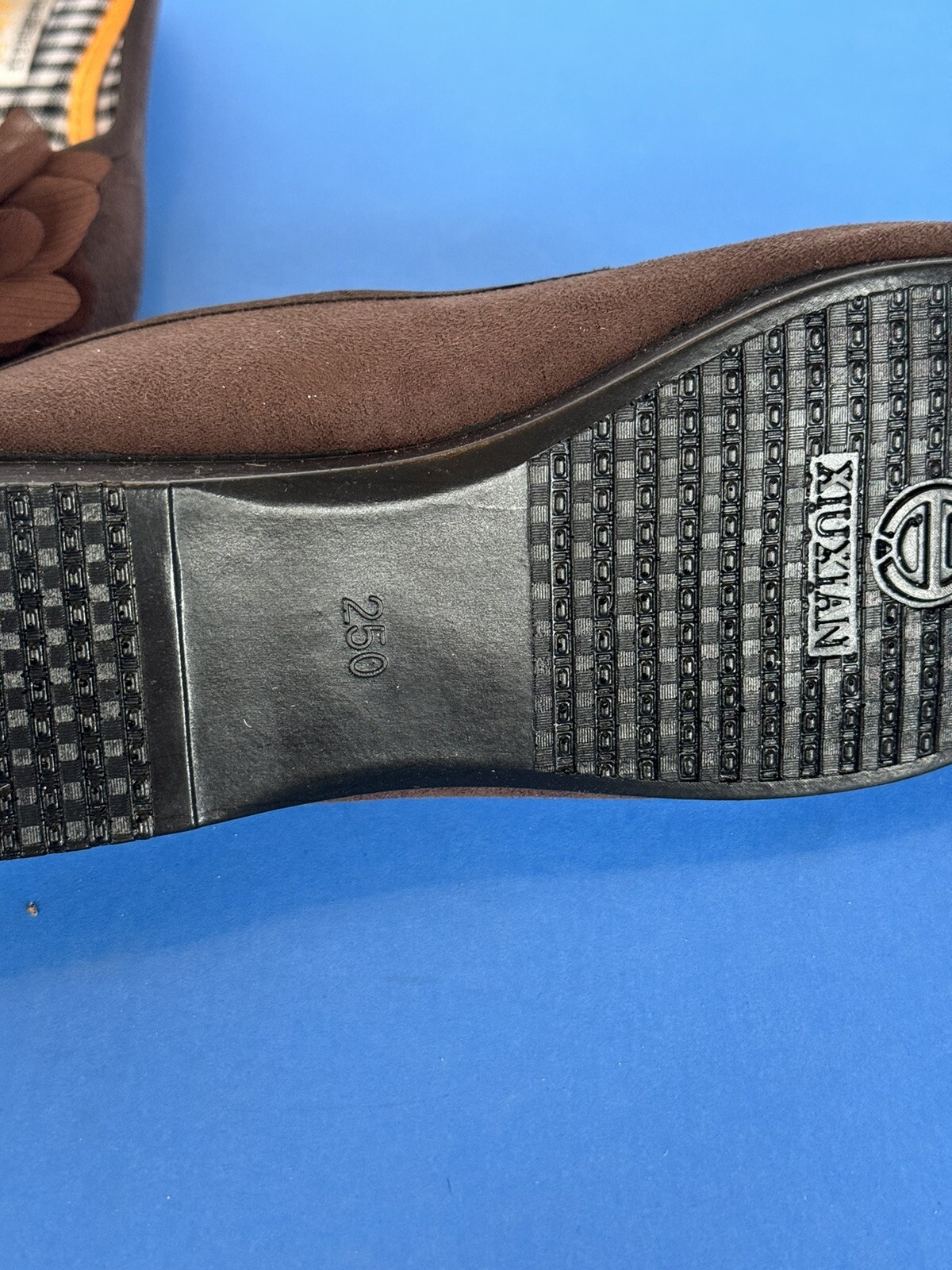 XIUXIAN WOMEN’S BEAUTIFUL SLIP ONS / SIZE 250 OR SIZE 9 M / SUPER CLEAN AND NEW