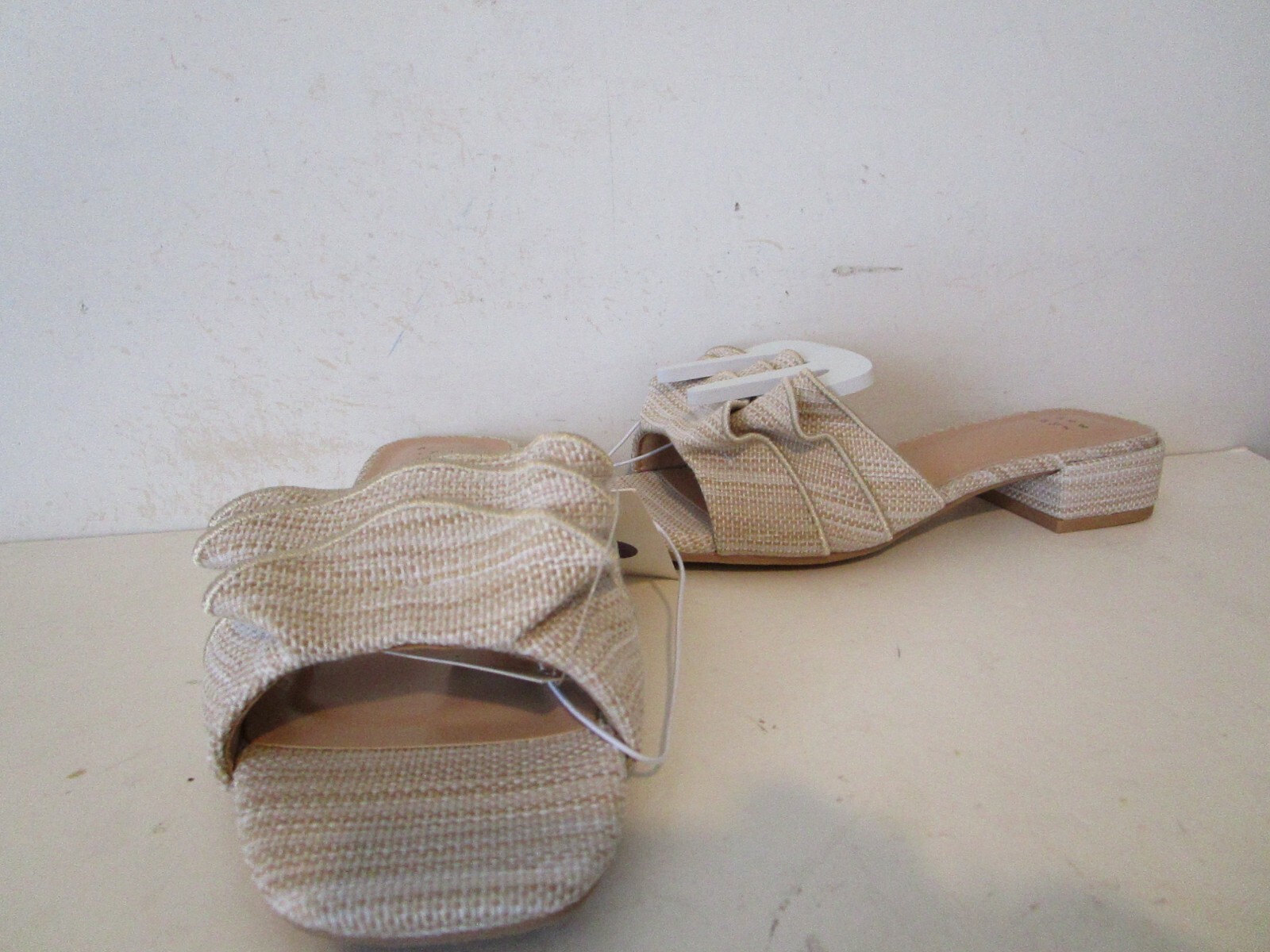A New DAy Womens Lyta Raffia Ruffle Sandals w/ Memory Foam Insole Beige Size 6