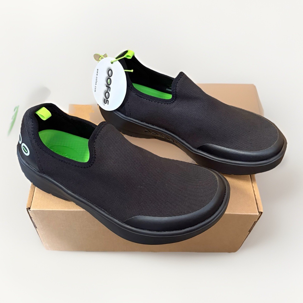 NIB Womens Oofos OOMG EEZEE Black Low Recovery Pull On Shoes Size 8 ~ New In Box