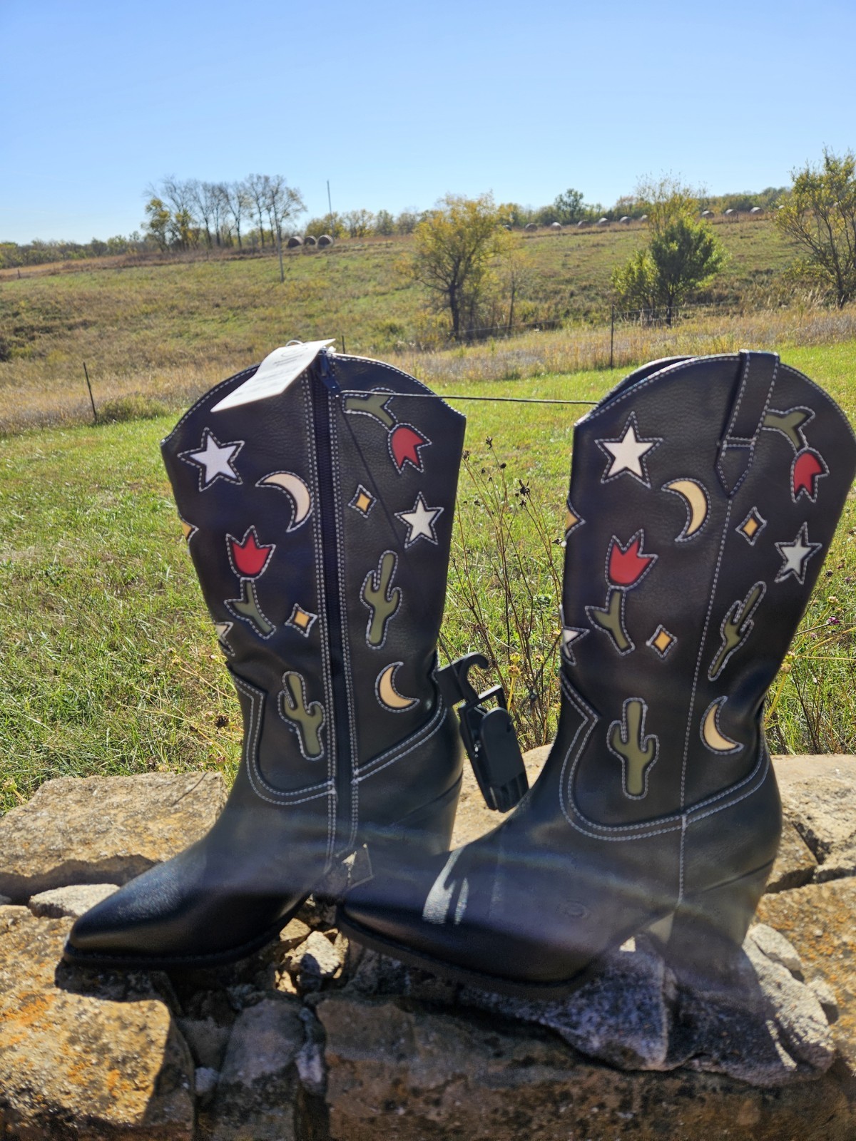 Size 7 ladies women’s memory foam zip up cowgirl boots with graphics