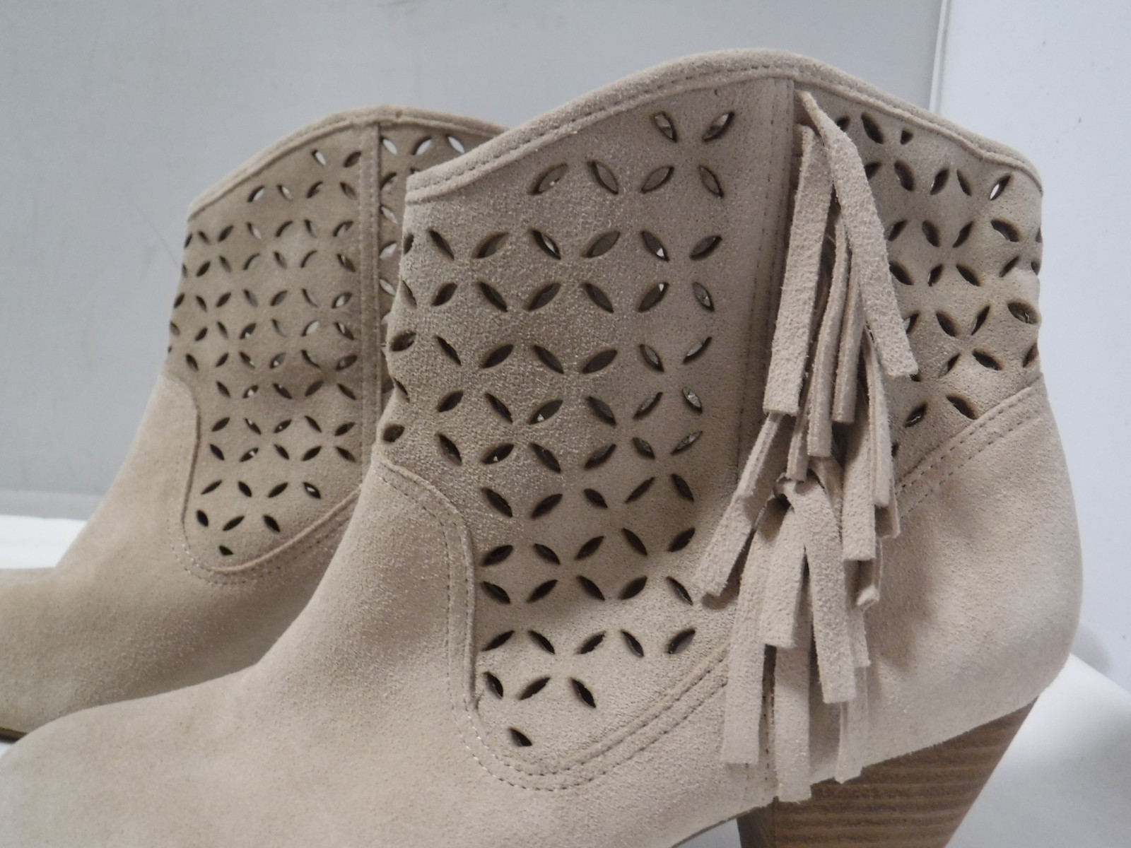GA2 JESSICA SIMPSON Cut Out Leather Cream Ankle Fringed Chunky Heel Boots 9.5
