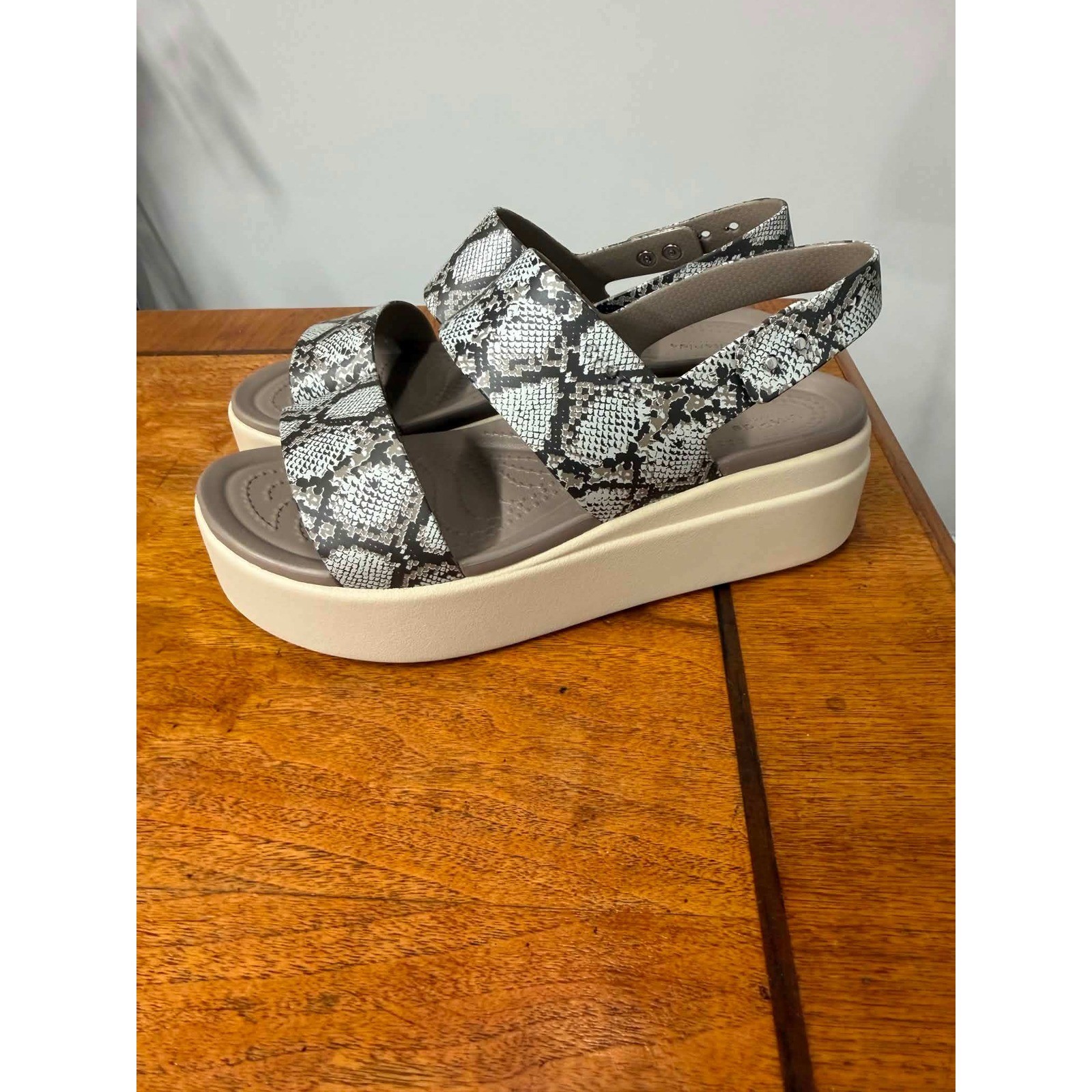 Crocs Brooklyn Low Wedge Snake Print Platform Sandals Womens 7 Grey Tan 206451
