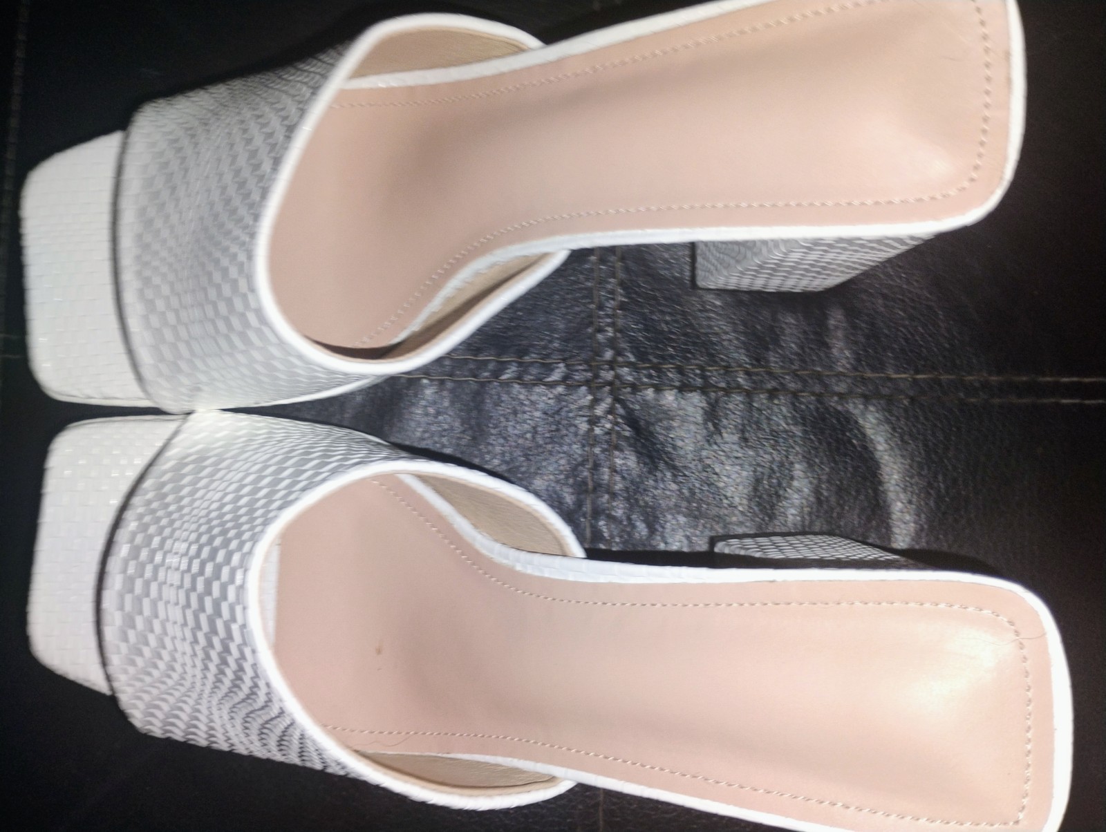 Womens Wht/Crocodile Embossed Pattern Leather Mules Gently Used Sz 9 US, Eur 40.
