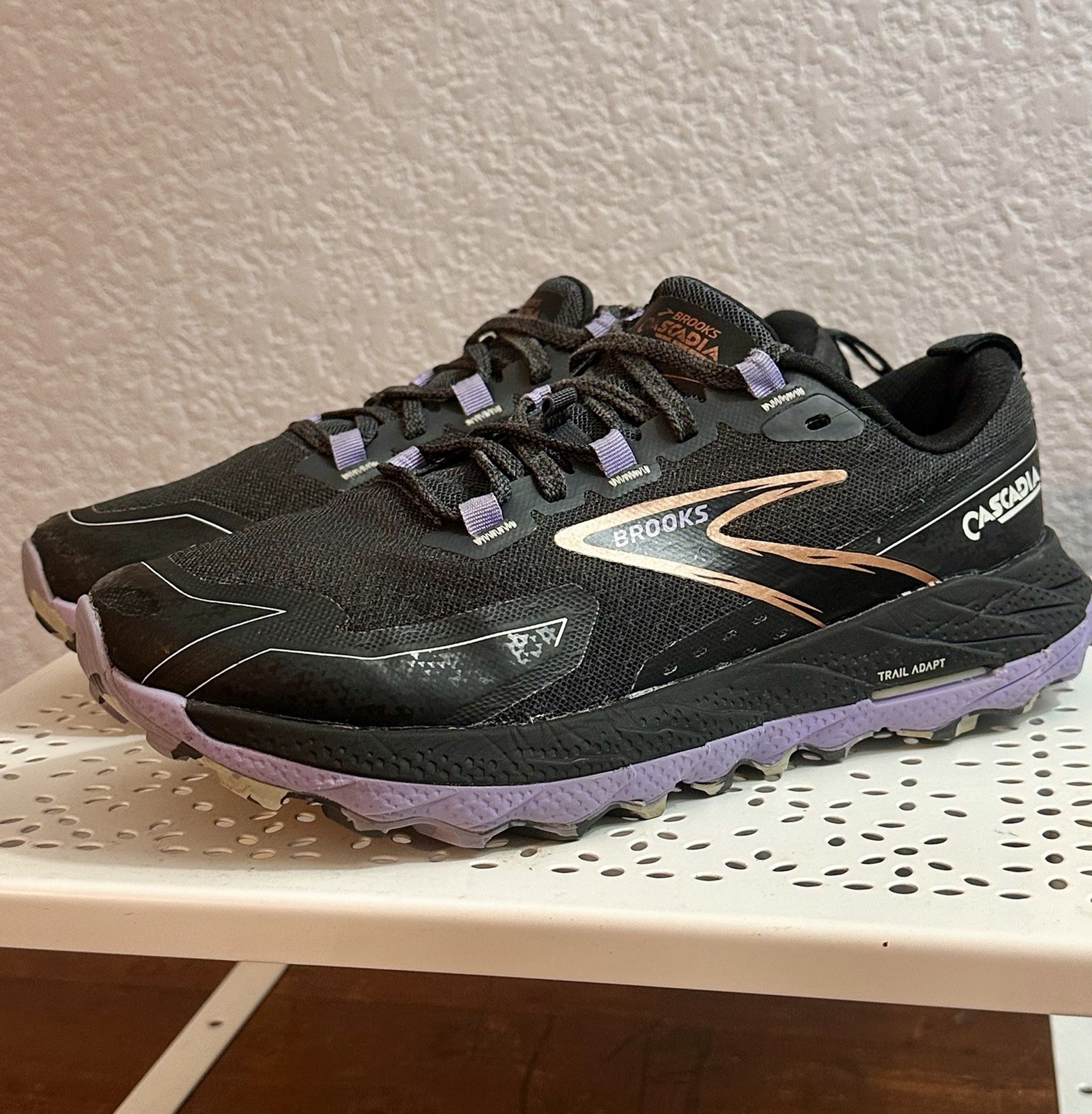 Brooks Cascadia 18 Women’s Trail Running Shoes Black Purple Size 6.5 VGUC