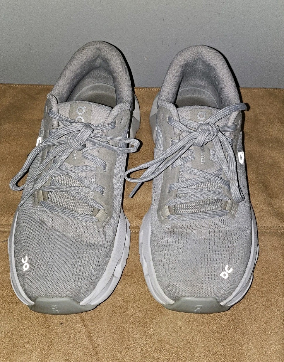 ON Cloud Cloudflyer 5 Glacier/Wolf Shoes Sneakers Size 8 Women White Gray