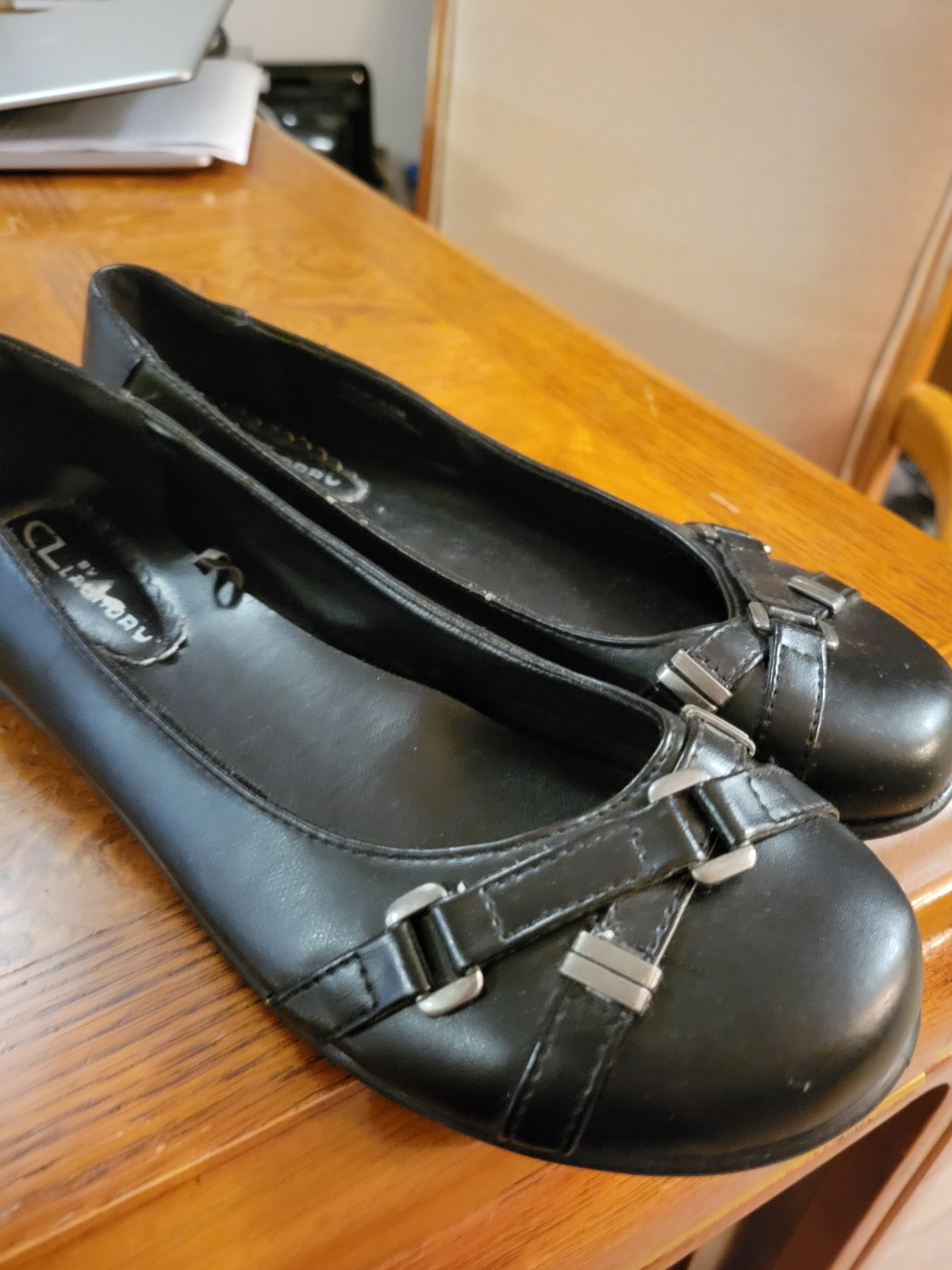 Ladies Faux Leather Shallow Toe Flat By C. L. Laundry. sz 8.5