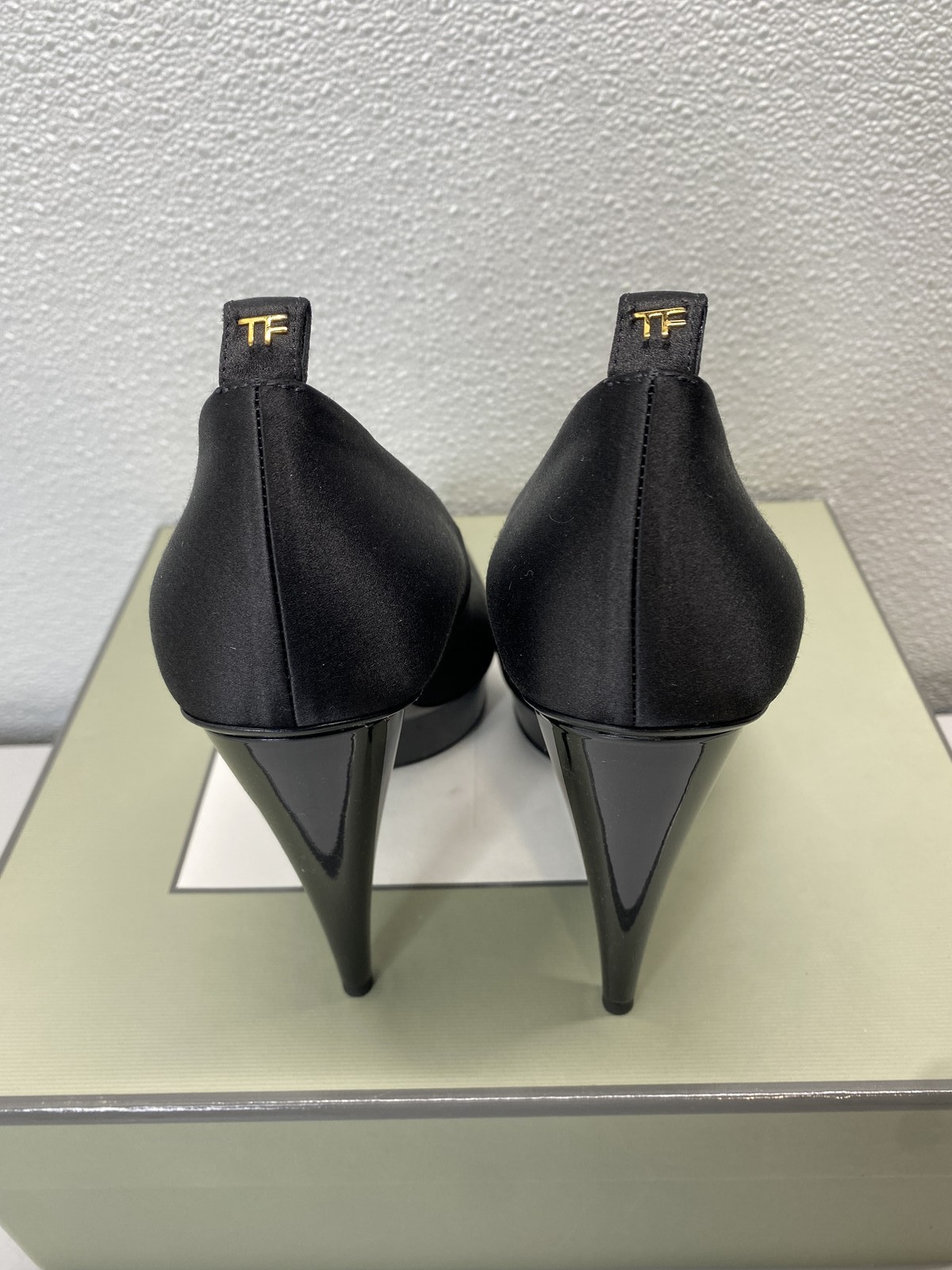 Tom Ford Womens Laminated Satin Cone Heel 120 Pump Size 8.5/EU 38.5 Black