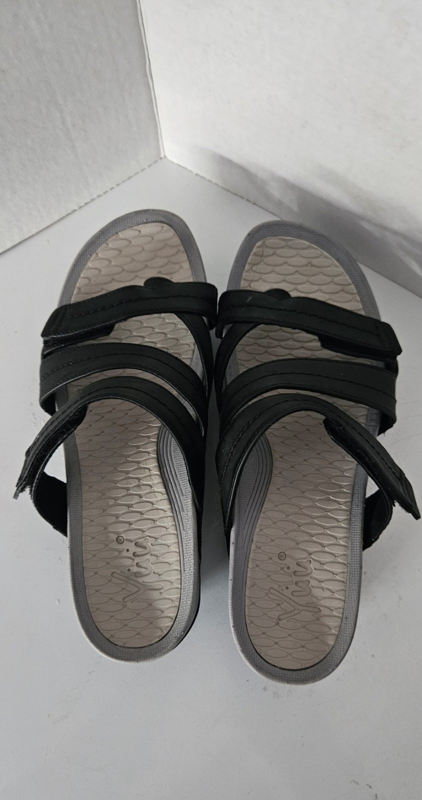 Yuu Sandals Slip On Black Synthetic Arch Support Women’s Size 7 Pre-owned