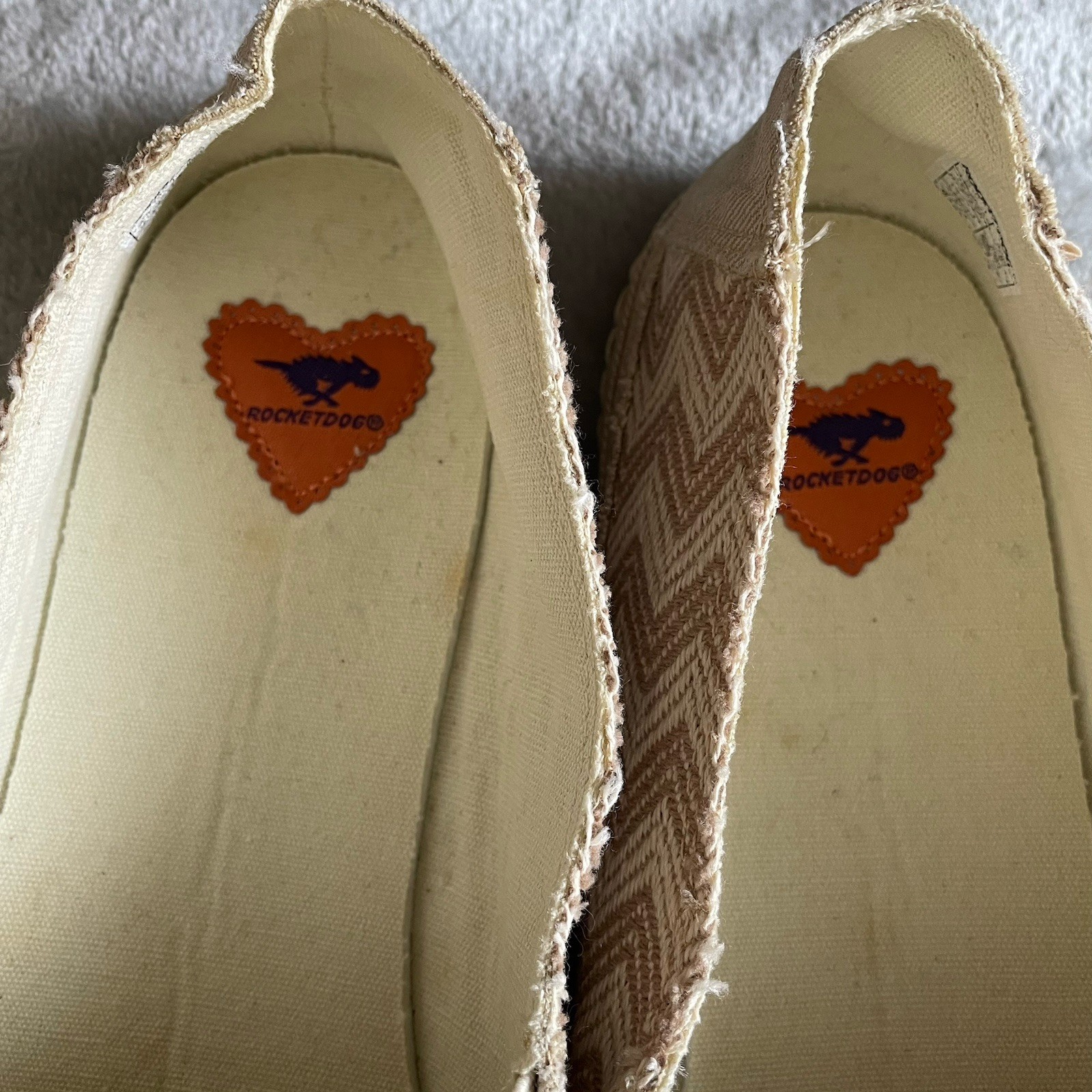 Rocket Dog Women’s Size 5 Chevron Canvas Slip On Sneakers Beige Casual Shoes