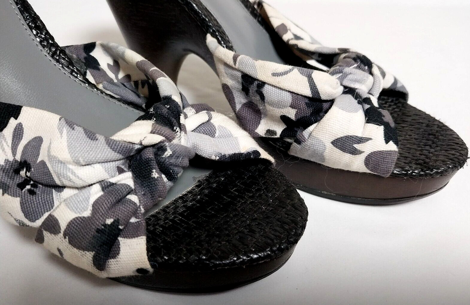 N. BY NICOLE MILLER PLATFORM HEEL BLACK GRAY WHITE FLORAL 4.25″ HEEL SIZE 7.5M