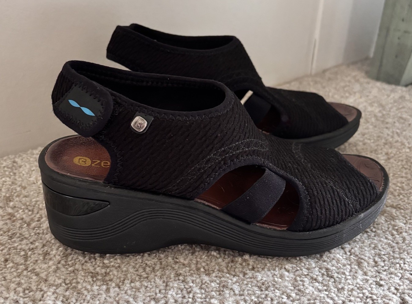 WOMEN’S BZEES DREAM STRETCH WEDGE SANDALS BLACK 7.5 M EUC