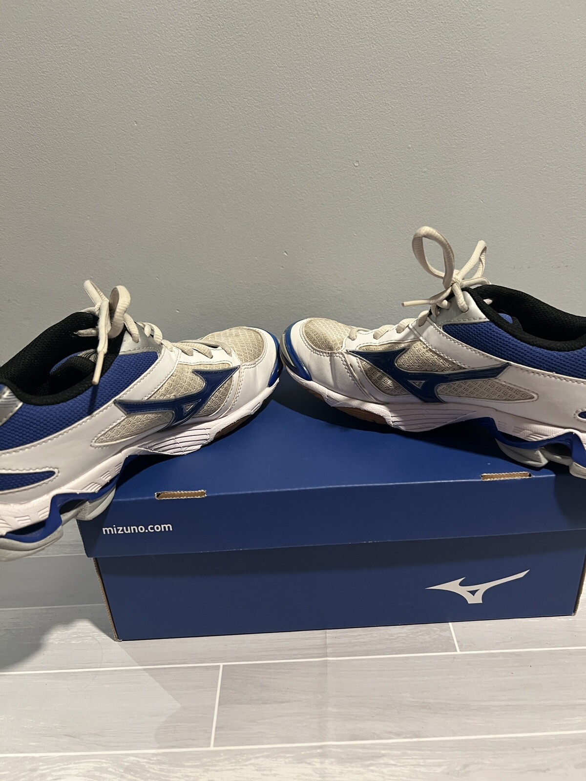 Mizuno Wave Bolt 6 Women’s Size 7.5 Running Shoes White Blue Gray Sneakers