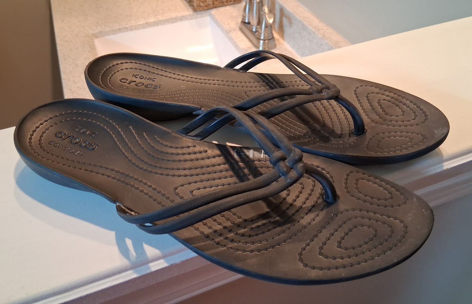 Crocs Women’s Black Iconic Comfort Thong Flip Flops Knot Accent US 11