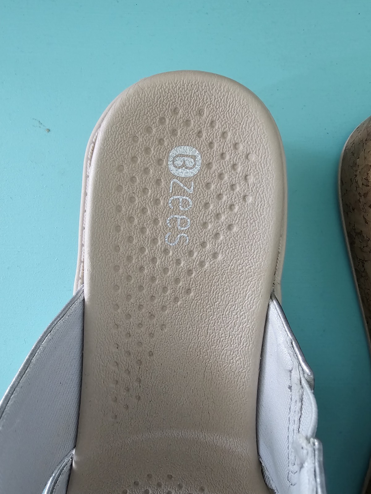 Bzees Comfort Wedge Sandals Silver Metallic Rhinestone 7.5W Embellishments! EUC