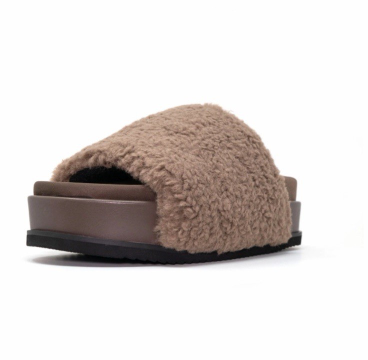 ROAM Fuzzy Platform Slides Slippers Taupe Womens 10 Preppy Casual Travel Comfort