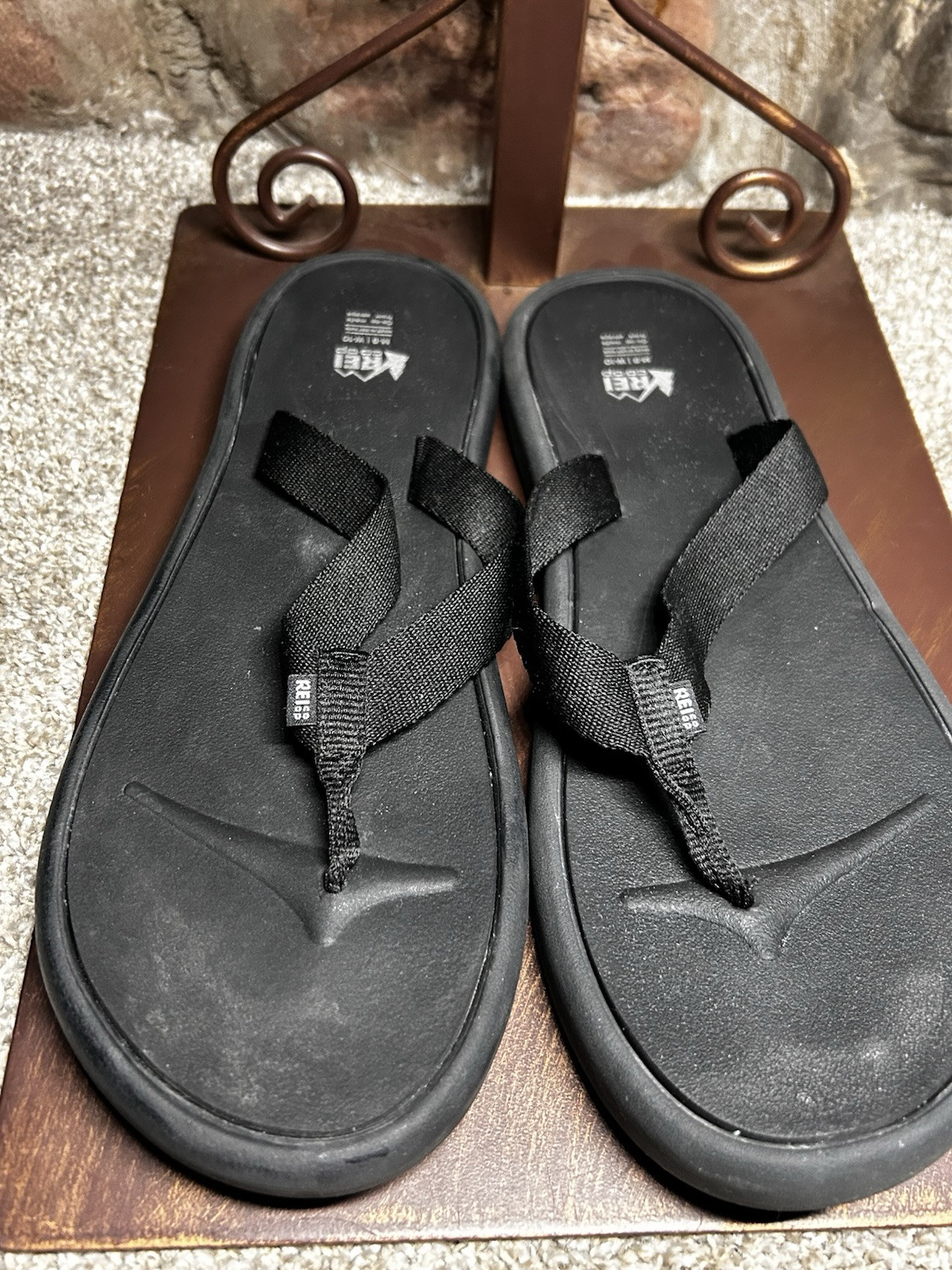 REI Unisex Thin Strap Flip-Flop Sandal Black Size M9 W10