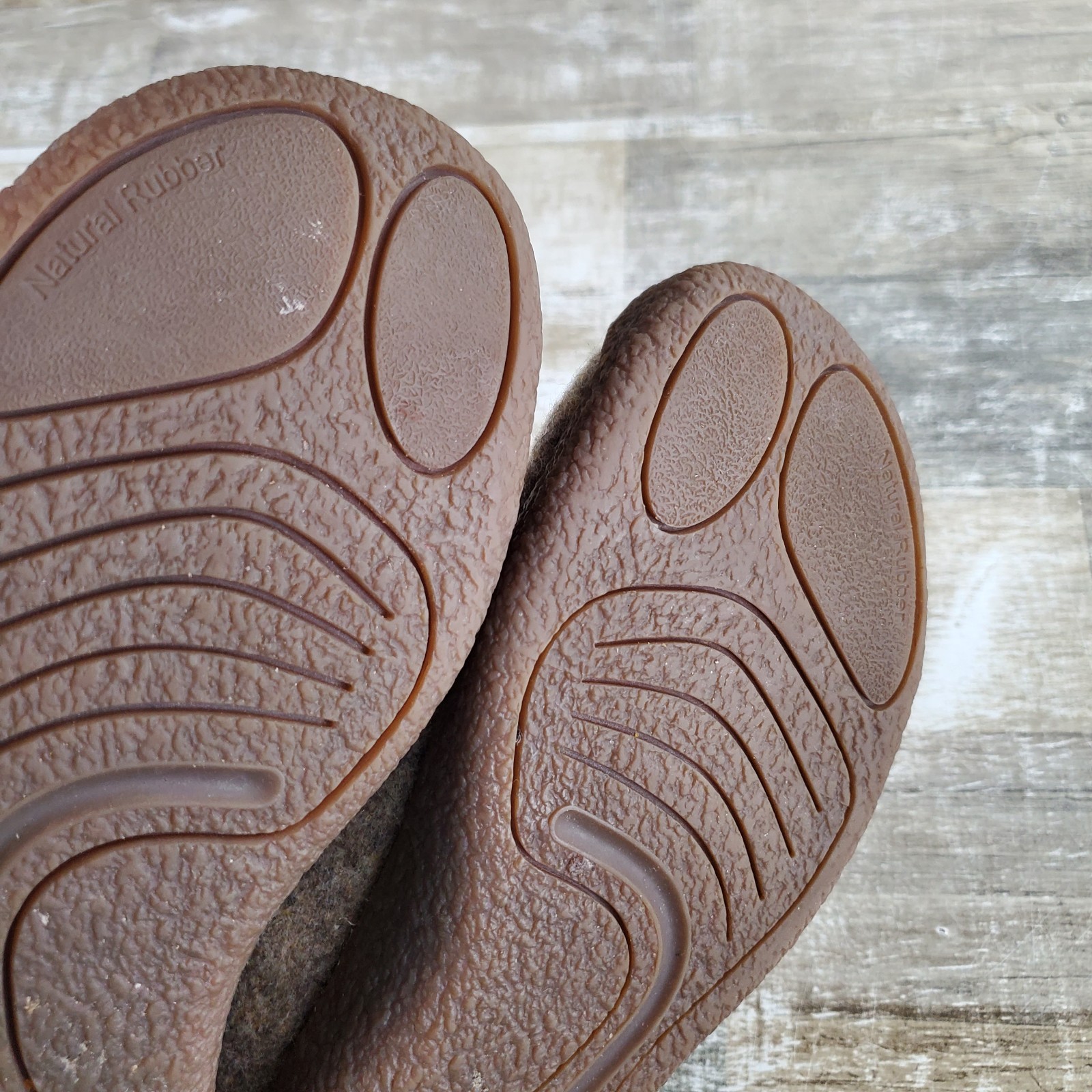 Keen Howser Wrap Womens Slippers Sz 7 Taupe Felt Fleece Lined Bump Toe Slip On