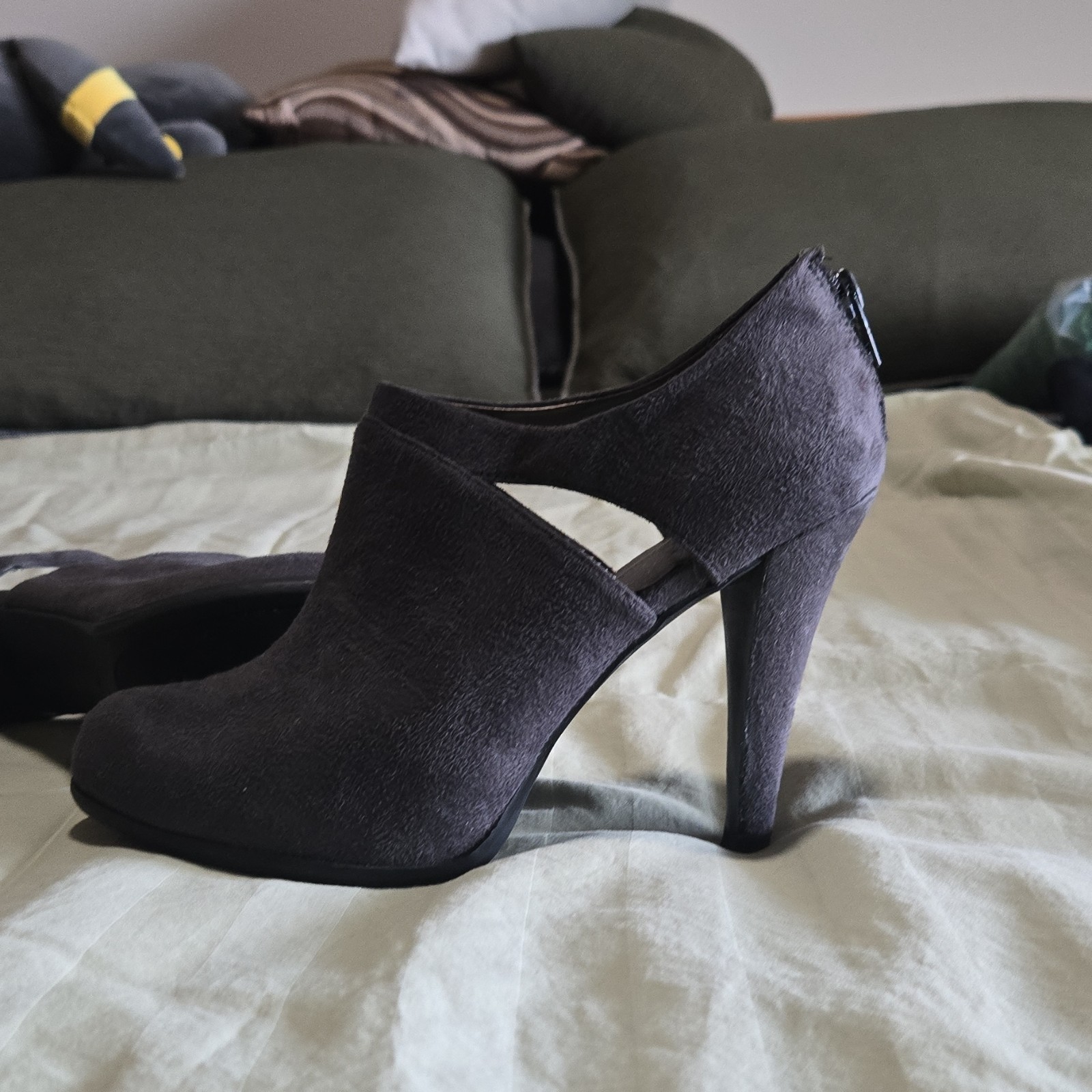 Worthington Women’s Gray Faux Suede Round Toe Bootie Stiletto Zip Size 6.5