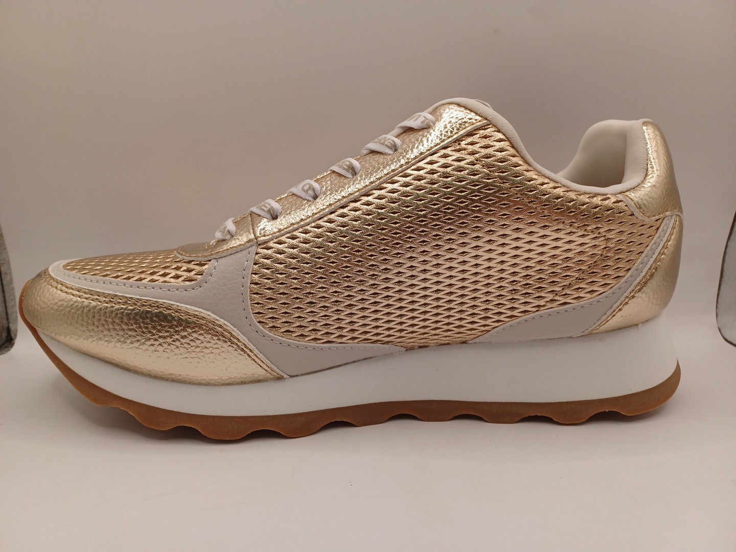 NEW Karl Lagerfeld Paris Meade Lace Up Sneakers Womens Size 8.5 US