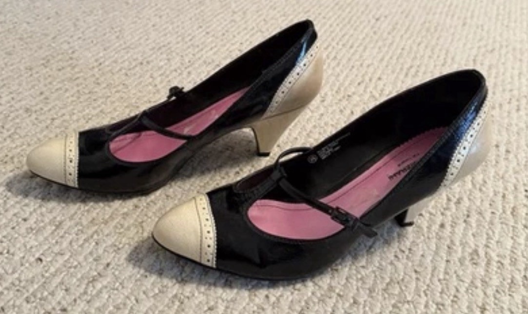 Isaac Mizrahi Amelia Retro T-Strap Pump Heels Black Cream Sz 9.5