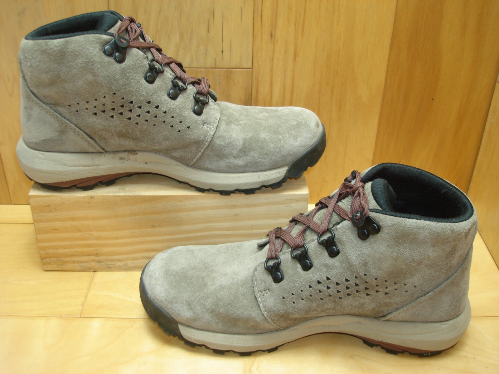 Women’s Sz 7 DANNER INQUIRE 4″ Chukka Hiking Trail Boots, Gray Suede LITE WEAR!