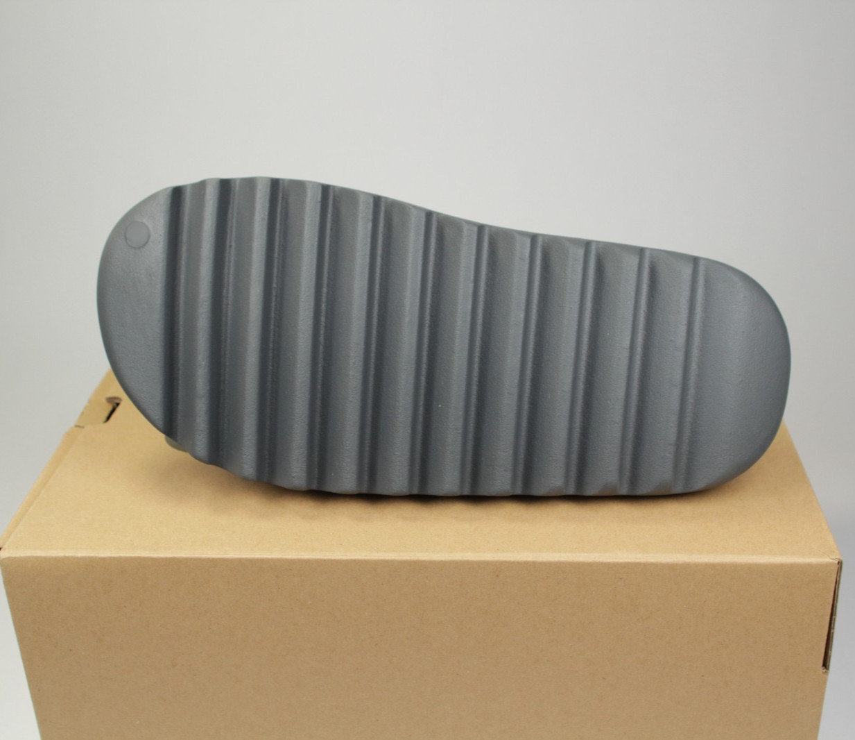 Adidas Yeezy «Slate Grey»- NEW WITH BOX -FAST SHIPPING – Unisex Slide- ID2350