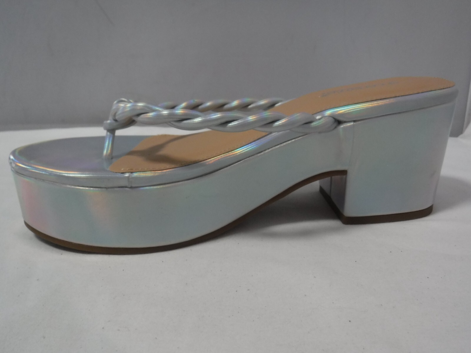 PF3 Women’s NWOB Shoedazzle MIRRI White Iridescent Thong Chunky Platform Sandals