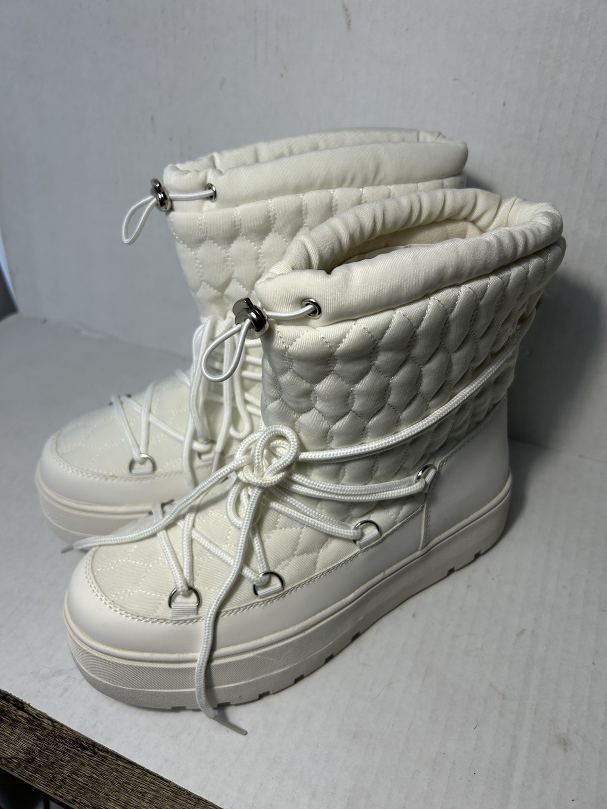 JustFab Neve White Quilted Lace-Up Ankle Snow Boots Womens US 10 EU 41
