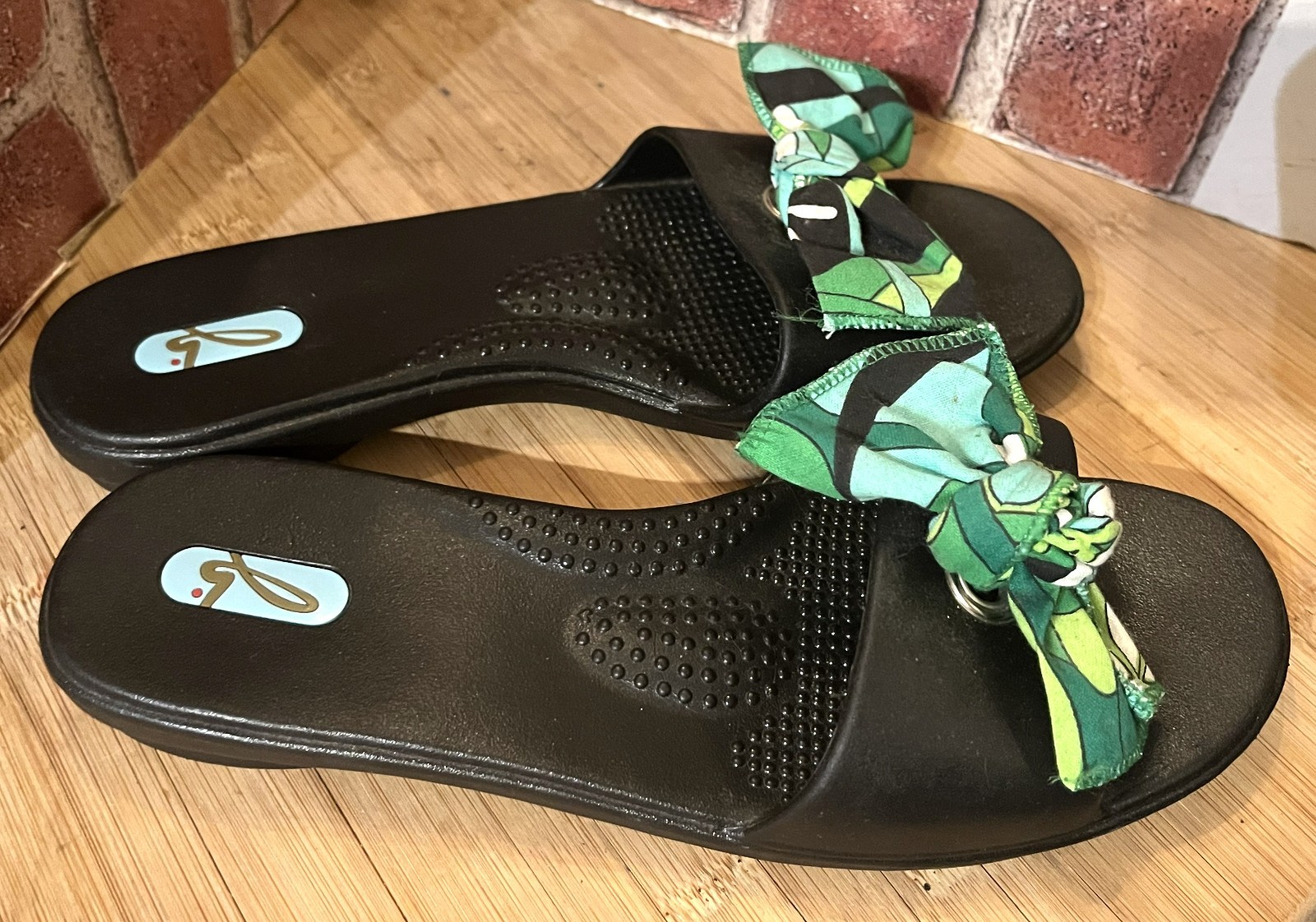 OKA-B MADISON BLACK RUBBER FLAT SLIDES WITH GREEN RIBBON BOW ACCENT MEDIUM (7-8)