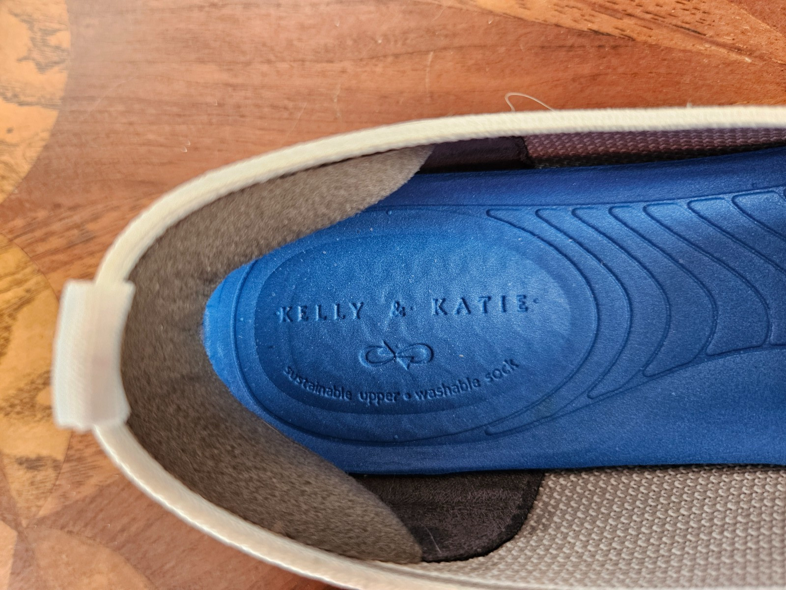 KELLY & KATIE GRAY/WHITE W0VEN CANVAS LIGHTWEIGHT SLIP ON SHOES SIZE 8