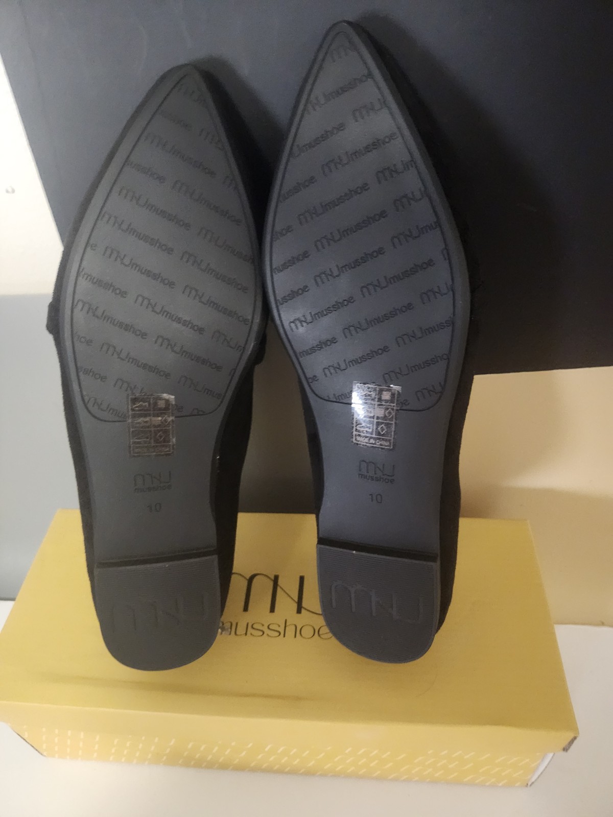 Musshoe WOMEN’S SIZE 10 black faux suede loafers a gold chain pointed-toe shoes.